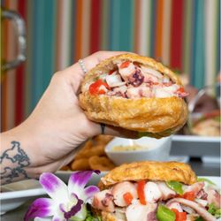 Agua Viva - Nuestras arepas rellenas son suaves y ligeramente dulces, con un Boom  único que te sorprenderá.