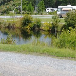 Caine's Creekside RV Park - Beautiful pond.