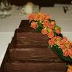 Frosted cake with flowers. Image credit: Mio Dolce.