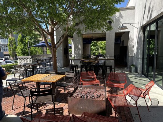 Howell's Kitchen and Bar by null