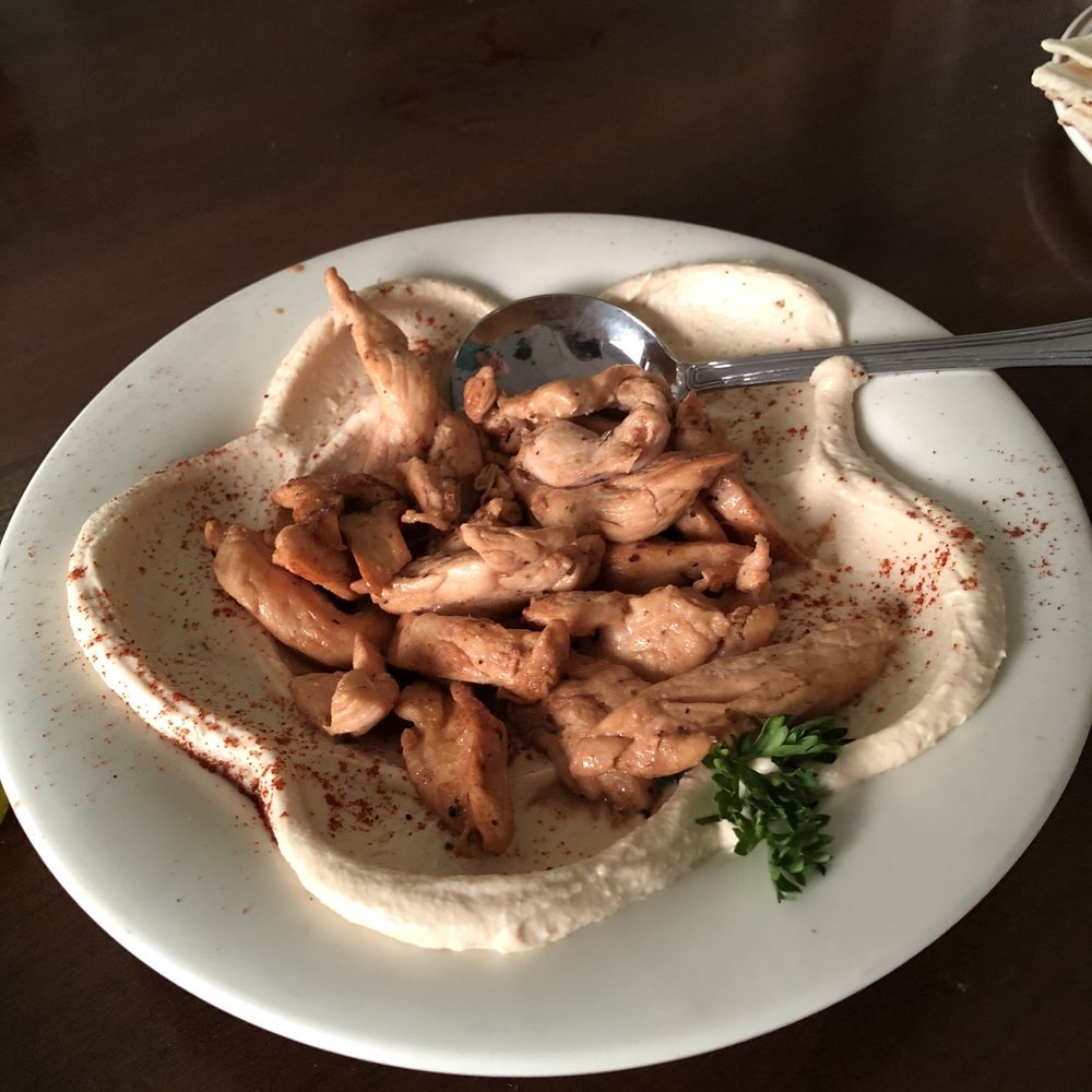Hummus and chicken appetizer Hummus and chicken appetizer