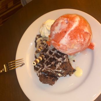 David Burke Prime - Chocolate fudge cake with strawberry sorbet - Steakhouses Near Me - Mashantucket, Connecticut David Burke Prime - Chocolate fudge cake with strawberry sorbet - Steakhouses Near Me - Mashantucket, Connecticut