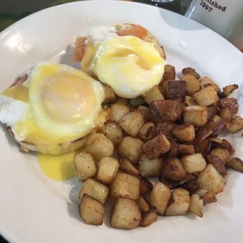 Cafe This Way - Smoked Salmon Eggs Benedict - New American Near Me - Bar Harbor, Maine
