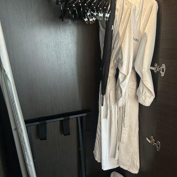 Paradox - Hotels Near Me - Vancouver, British Columbia
