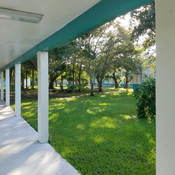 Avocado Elementary School - Well shaded and landscaped central courtyard with covered walkways. - Elementary Schools Near Me - Homestead, Florida