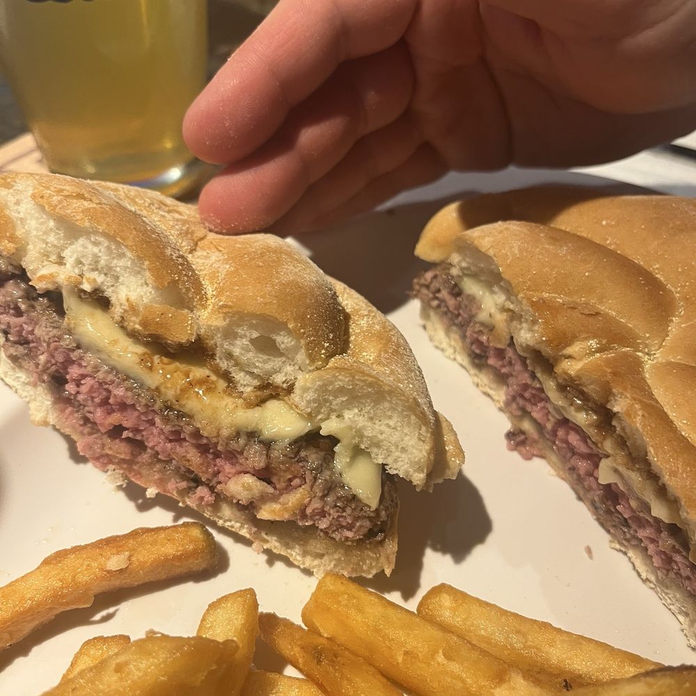 Fran's Pub - Medium rare - American Near Me - New Hope, Pennsylvania