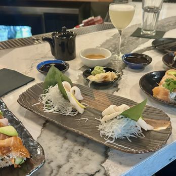 Rawbar - Rainbow roll, Walu Sashimi, salmon smash roll and Maui lover roll with Grapes of Wrath cocktail - Sushi Bars Near Me - Chico, California