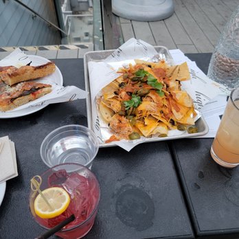 High Rooftop Lounge - Pulled pork pizza, LA Woman, nachos - Lounges Near Me - Venice, California High Rooftop Lounge - Pulled pork pizza, LA Woman, nachos - Lounges Near Me - Venice, California