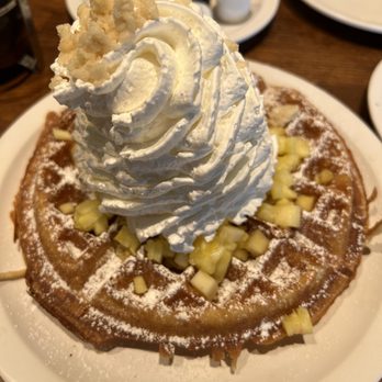 Eggs 'n Things Ko Olina - Macadamia Nut Waffle with Fresh Pineapple Waffle - American Near Me - Kapolei, Hawaii