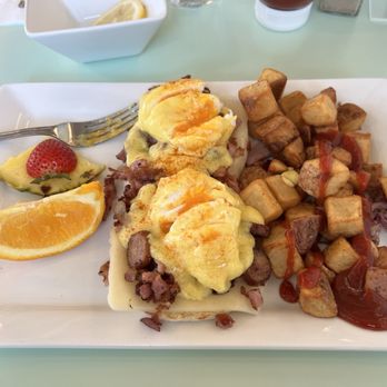 Pür & Simple - What could go wrong? Ask for a runny soft poached... English muffin was not so fresh - Breakfast & Brunch Near Me - Vancouver, British Columbia