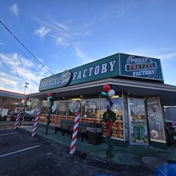 Philly Pretzel Factory - Outside during the Xmas season