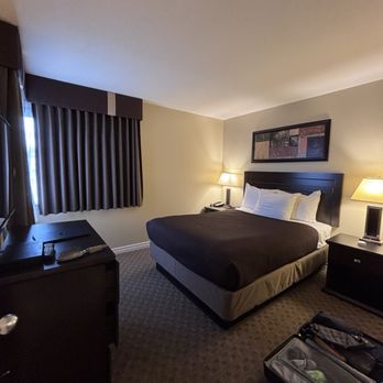 Travelodge Mountview - Room 301, Queen Suite, Bedroom - Hotels Near Me - Kamloops, British Columbia