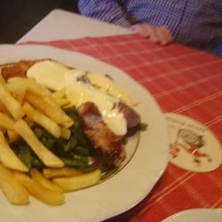 Suitbertusstuben - Mein Mann bestellte den rustikalen Schlemmer Teller, mit 3 Steaks  Pommes und grünen Bohnen