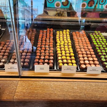 Sprüngli - Chocolatiers & Shops Near Me - Zürich, ZH Sprüngli - Chocolatiers & Shops Near Me - Zürich, ZH