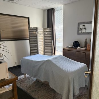 Newport Beach Wellness - Massage room (it's dark with candles during the massage) - Chiropractors Near Me - Newport Beach, California Newport Beach Wellness - Massage room (it's dark with candles during the massage) - Chiropractors Near Me - Newport Beach, California
