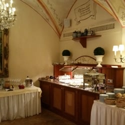 Romantik Hotel Burgkeller - Breakfast buffet