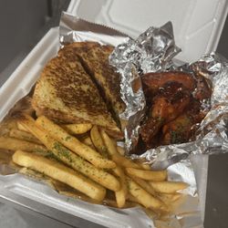 Taste Of The City By Chitown Wings - Smash burger with 6 naked wings