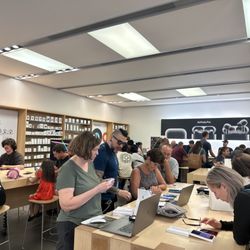 Apple La Encantada - Crowded Apple store