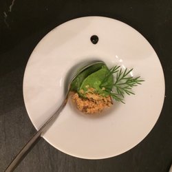 Mise en bouche avant le menu. Mousse de petits pois et crumble de parmesan.