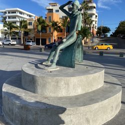 Posada de las Flores - Jacques Cousteau, oceanographer and inventor, statue staring out toward the Sea of Cortes which he referred to as the world's aquarium.