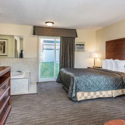 Ramada by Wyndham Gananoque Provincial Inn - Guest room