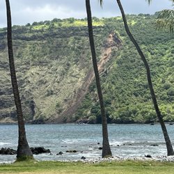 Manini Beach - Trees line the water