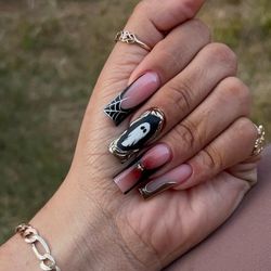 Queen Nails