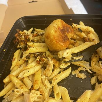 Broadway 830 - Chicken Alfredo Pasta - Pizza Near Me - Uvalde, Texas
