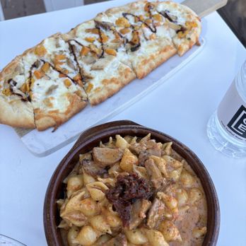 Barton Family Winery And Grey Wolf Cellars - Mac n cheese and seasonal flatbread - Wine Tasting Room Near Me - Paso Robles, California