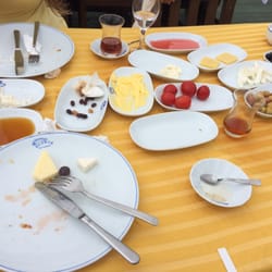 Uzunya Restaurant - Adisyona ve hesaba çok kez baktım ama sonuç değişmedi. Bu masanın bedeli 100 TL.  (2kişi için ) :)
