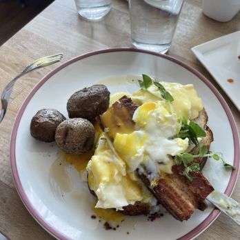 Bistro Mirepoix - Benedict with pork belly - Breakfast & Brunch Near Me - St. Catharines, Ontario Bistro Mirepoix - Benedict with pork belly - Breakfast & Brunch Near Me - St. Catharines, Ontario