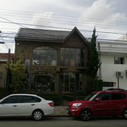 Ideia Floral Comércio de Plantas Ornamentais - Fachada da loja. Parece uma casinha da serra.