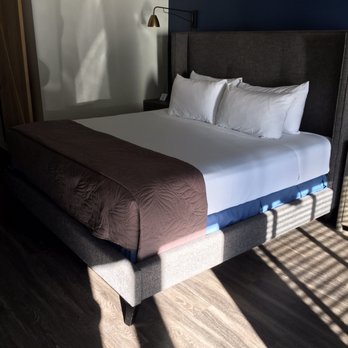 Sideways Inn - Comfy bed perfect with nice fluffy pillows - Hotels Near Me - Buellton, California