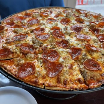 Windy City Pizza - Pepperoni and sausage thin crust. Phenomenal. - Pizza Near Me - Delray Beach, Florida Windy City Pizza - Pepperoni and sausage thin crust. Phenomenal. - Pizza Near Me - Delray Beach, Florida