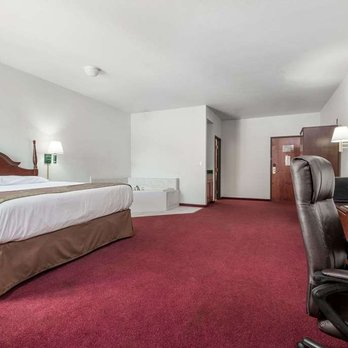 Super 8 by Wyndham Grayson - 1 King Bed Hot Tub Suite - Hotels Near Me - Grayson, Kentucky