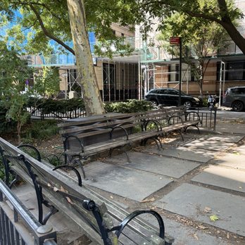 Tribeca Park - Clean Wooden Benches - Parks Near Me - New York, New York Tribeca Park - Clean Wooden Benches - Parks Near Me - New York, New York