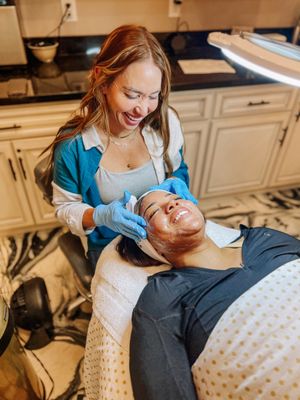 De'Luxe Beauty Lounge