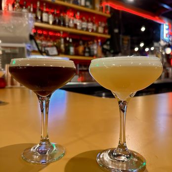 Turner's Bar - Drinks at the bar - Beer Bar Near Me - Indianapolis, Indiana