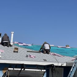 Elite Roofing - Installing shingles