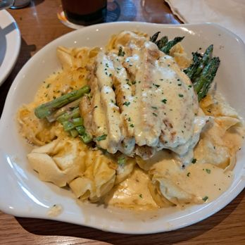 Olive Garden Italian Restaurant - Chicken Tortolloni Alfredo with Asparagus - Italian Near Me - Lansing, Michigan Olive Garden Italian Restaurant - Chicken Tortolloni Alfredo with Asparagus - Italian Near Me - Lansing, Michigan
