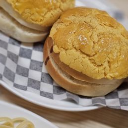 Satay Beef Instant Noodles With Soft Scrambled Eggs + Pineapple Bun With Butter C.沙爹牛肉一丁配炒滑蛋