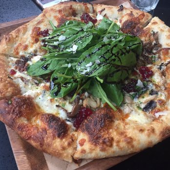 Dean & DeLuca - Roasted chicken pizza - American Near Me - Makati City, NCR