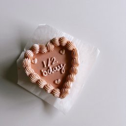 Mini lunchbox cake! Tiniest cake for the tiniest babe.