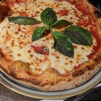 Isolotto - Pizza margherita - Italian Near Me - Paris, 75 Isolotto - Pizza margherita - Italian Near Me - Paris, 75