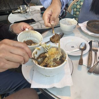 Le Cristal - French onion soup - Brasseries Near Me - Paris, 75 Le Cristal - French onion soup - Brasseries Near Me - Paris, 75