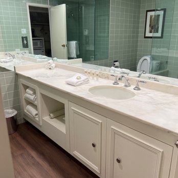 Little America Hotel & Resort - Cheyenne - Bathroom vanity - Hotels Near Me - Cheyenne, Wyoming Little America Hotel & Resort - Cheyenne - Bathroom vanity - Hotels Near Me - Cheyenne, Wyoming