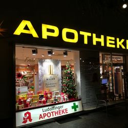 Ludolfinger Apotheke - Die festlich geschmückte Ludolfinger-Apotheke
