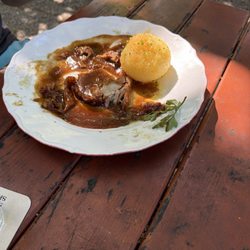 Gaststätte Lindengarten - Delicious. Ofenfrischer Spanferkel-Rollbraten mit Bratensoße und Kartoffelknödel