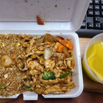Cafe China - Chicken with vegetables and free wonton soup! - Chinese Near Me - Dublin, Ohio