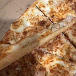 Fat Boys Pizza - Am I missing something? Do you see Alfredo sauce on this pizza?